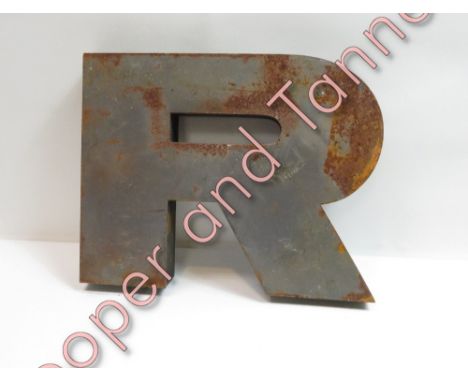 A vintage industrial metal R, 25.5cm x 10cm x 4.5cm