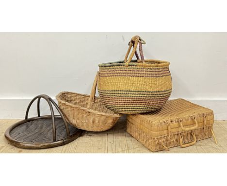 A quantity of woven baskets and trays comprising two baskets (larger h- 42cm, w0 40cm), a tray, and a picnic hamper (w- 40cm)