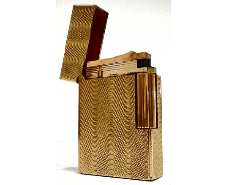 A gold plated Dupont roller cigarette lighter with engraved wave design (marked to base, h- 5.5cm)