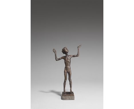 Renée Sintenis (Glatz/Schlesien 1888 – 1965 Berlin). „Aufblickender Knabe“. 1954Bronze mit brauner Patina, auf Steinsockel mo