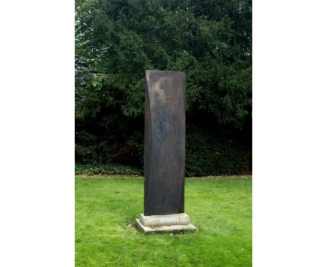 Michael Croissant (Landau/Pfalz 1928 – 2002 München). „Figur“. 1989Bronze, geschweißt, auf Steinsockel montiert. 200&nbsp;×&n
