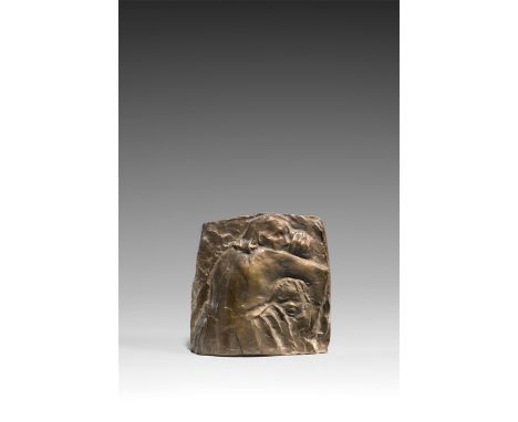 Käthe Kollwitz (Königsberg 1867 – 1945 Moritzburg). „Mutter schützt ihr Kind I“. 1941Bronze mit brauner Patina.  17,2&nbsp;×&