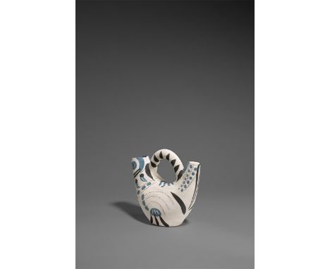 Pablo Picasso (Málaga 1881 – 1973 Mougins). „Pichet espagnol“. 1954Krug, weißer Ton, mit Engobenbemalung, graviert.  20,5&nbs