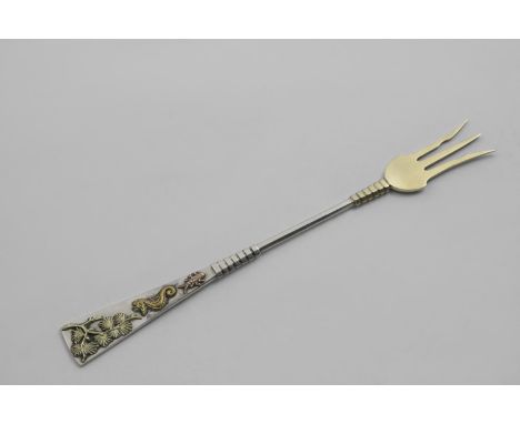 AN EARLY 20TH CENTURY NORTH AMERICAN PICKLE FORK parcelgilt, the flaming terminal with applied 3-colour gold decoration (an i