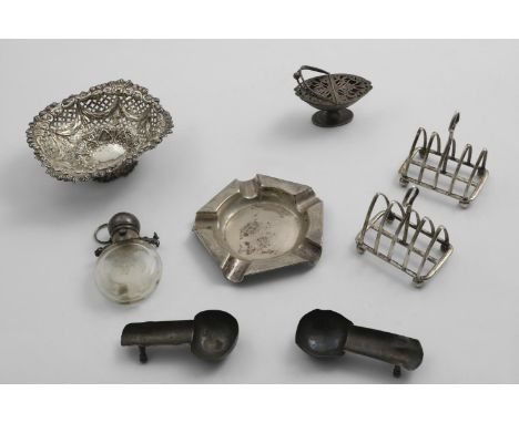 A MIXED LOT:- A pair of small toast racks by the Goldsmiths &amp; Silversmiths Co.Ltd., London 1923, a small swing-handled po