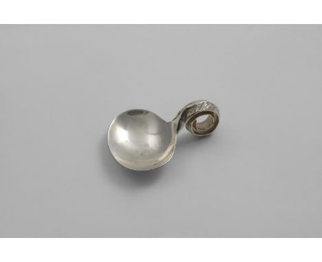 A LATE 20TH CENTURY CADDY SPOON with an oval bowl and a coiled and textured handle, maker's mark "IHR", Sheffield 1967;  2.75