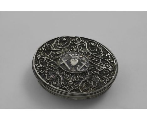 A LATE 18TH CENTURY OVAL SNUFF BOX with reeded borders and a gilt interior, the cover inset with a filigree-work panel and a 