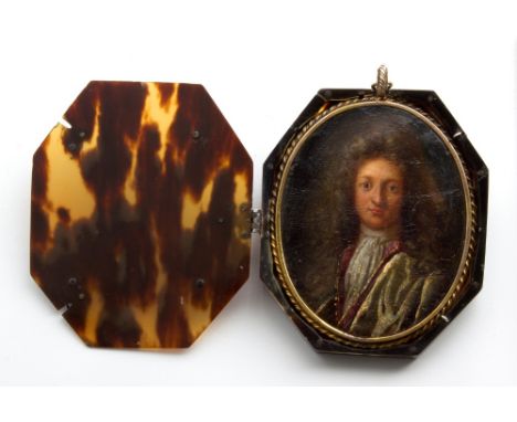 EIGHTEENTH-CENTURY FRENCH MASTER Miniature portrait of nobleman Oil on panel, 7,7 x 6,4 cm