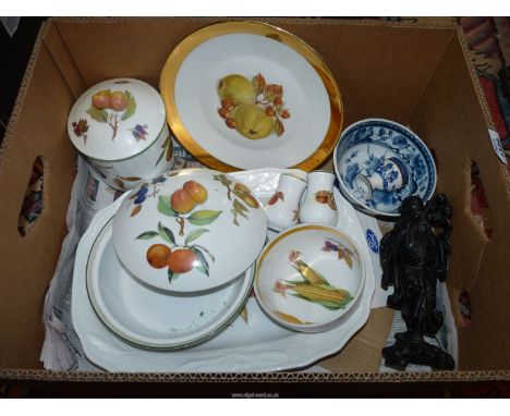 A quantity of miscellaneous china including Royal Worcester 'Evesham Vale' tureen, Bavaria plate, oriental blue and white bow
