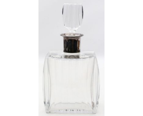 Art Deco-Karaffe mit Stopfen. Farbloses Glas. Rechteckige, facettierte Laibung, Hals mit 835/000 Silbermonatge (Mz. W. Binder