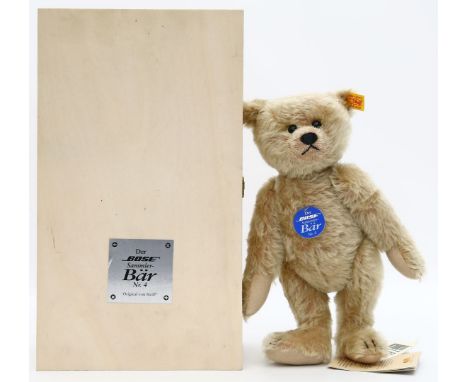 Bose-Sammlerbär Nr. 4, Steiff. Blonder Mohair. Mit K, F und S, unbespielt. H. 26 cm. In originaler Holzkiste.