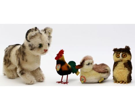 4 Steiff-Tiere: Stehende Katze, Entenküken, Hahn und "Pompon-Eule". Katze bespielt, sonst nur l. bis nahezu unbespielt. 2x mi