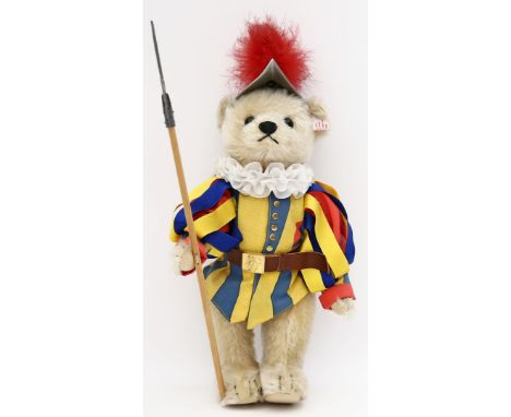 Teddy "Leuthold - der Schweizer Gardist", Steiff. Heller Mohair, bekleidet. Mit K und F. Ex. 529/1.500 aus der limitierten Au