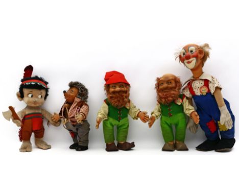 Schuco-Indianer und 4 Steiff-Figuren, wie "Clown", Mecki und 2x "Lucki". Bespielt, unvollständig. H. 25 bis 40 cm.