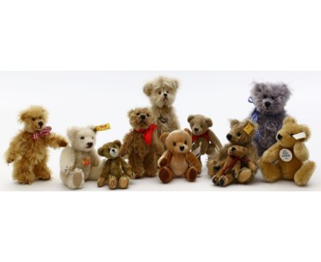 11 div. Miniaturteddys. Verschiedene Ausführungen und Hersteller, dabei 3x Steiff (je mit K und F, 2x mit S) und 1x Teddy Her