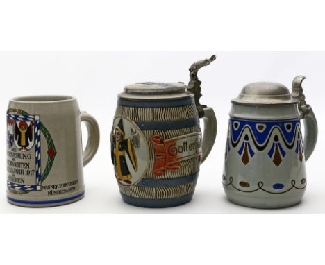 3 Krüge. Bemaltes Steingut mit Metalldeckel, 2x mit Bezug zu München und einer mit Art Deco-Ornamenten. Guter Zustand. H. 12 