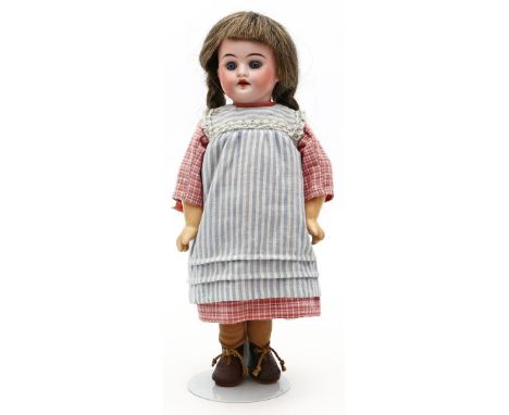 Puppenmädchen. Bisk.-Porz.-Kurbelkopf, gem. Made in Germany A.&M. 1904 5 1/2. Offener Mund mit Zahnreihe oben. Fest eingesetz