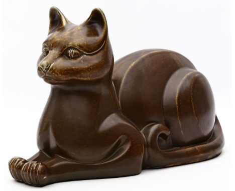 Skulptur einer liegenden Katze, Goebel. Porzellan. Braune Salzglasur. Prägemarke Goebel, Merkelbach, 20. Jh. L. 40 cm.