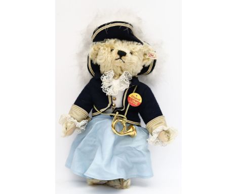 Teddy "Christel von der Post", Steiff. Heller Mohair, bekleidet. Mit K und F. Ex. 811/2.000 aus der limitierten Auflage aus d