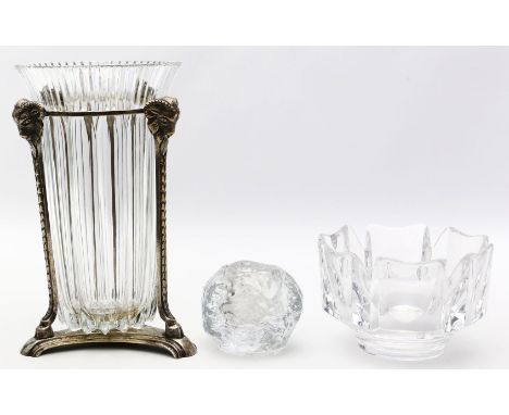 3 Teile transparentes Glas: Vase mit Metallständer, Schale von Orrefors, Schweden und Teelichthalter von Holmegaard. 20. Jh. 