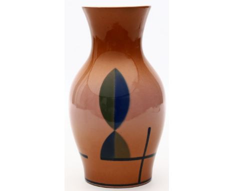 Art Deco-Vase. Keramik, weiß glasiert. Außenwandung mit teils hellbraunem Fond und Spritzdekor in Blau und Grün. Stempelmarke