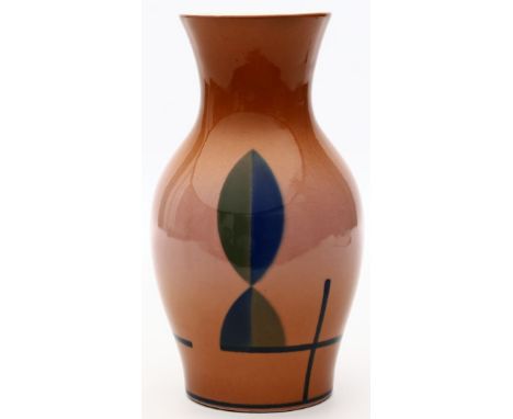 Art Deco-Vase. Keramik, weiß glasiert. Außenwandung mit teils hellbraunem Fond und Spritzdekor in Blau und Grün. Stempelmarke