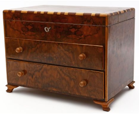 Art Deco-Schatulle in Form einer Modellkommode. Maserholz mit Bandmarketerie auf Nadelholz. Geradliniger, 2-schübiger Rechtec