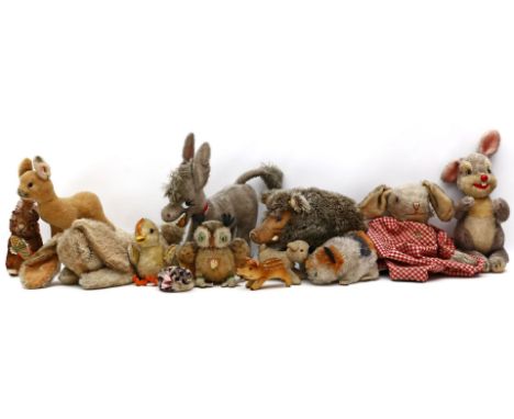 14 Figuren heimische Tier, meist Steiff: Hasen, Esel, Rehkitz, Meerschweinchen, Eber, Eichhörnchen, Küken, etc. Bespielt, unv