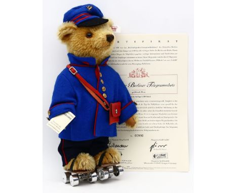 Limitierter Teddy "Wilhelm der Berliner Telegrammbote", Steiff. Goldblonder Mohair. Ex. 990/1.500. H. 30 cm. Beigegeben: Stei