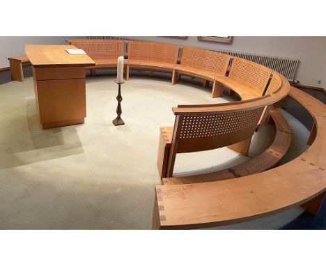 Moderne Kapelleneinrichtung. Birke, handgefertigt. Bestehend aus: Altartisch, 3 Reihen von Rundbänken, rückwärtig teils mit K