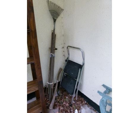Small quantity of vintage garden tools and a pair of folding metal steps   Condition: 