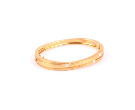 Boodles. An 18ct yellow gold 'Kit and Kaboodle' bracelet, inset with three princess-cut diamonds of approximately 0.57 carats