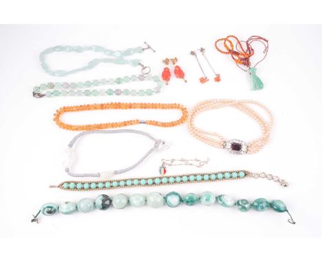 A group of various jewellery items, including a fluorite necklace, a green agate necklace, faux pearl necklace, a faceted cit