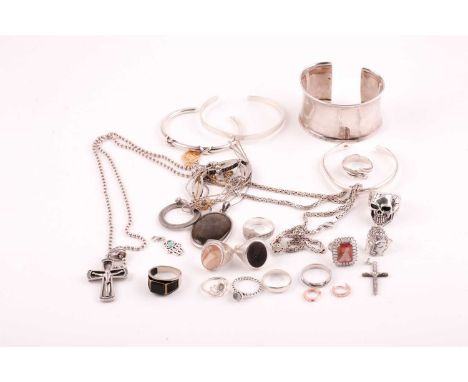 A quantity of silver and white metal jewellery, including a labradorite pendant, various rings, a white metal cuff bangle mar