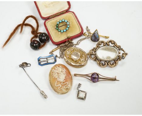 Three antique brooches, including a mourning brooch and a group of assorted jewellery including a 'Remember' locket, a 9ct mo