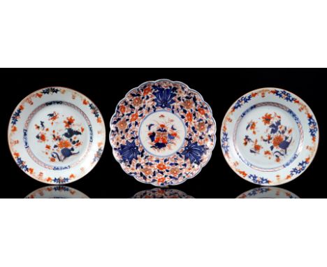 2 porcelain Imari dishes with floral decor, China Kangxi period ca, 1720, 23 cm diameter (1 with edge chip at the bottom), an