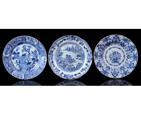 Porcelain dish with contoured rim and blue and white landscape decoration, China Kangxi/Yongzheng period ca. 1730, 22.5 cm di