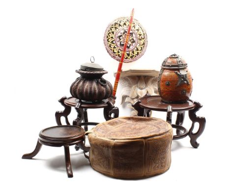 Lot consisting of 3 oriental wooden pedestals for vases, pots or statues, 17 cm, 29 cm and 30 cm high, wooden paneled wall co