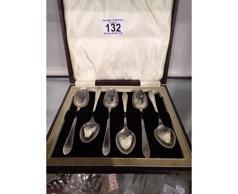 Cased set of six sterling silver tea spoons, Sheffield assay, 1923, combined 82g. UK P&amp;P Group 1 (£16+VAT for the first l