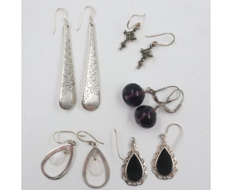 Quantity of silver earrings. UK P&amp;P Group 0 (£6+VAT for the first lot and £1+VAT for subsequent lots) 