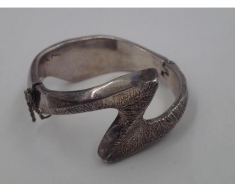 Hallmarked silver bangle with safety chain, 35g. UK P&amp;P Group 0 (£6+VAT for the first lot and £1+VAT for subsequent lots)