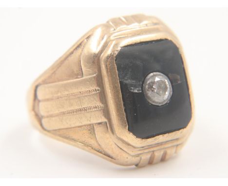 10ct gold gentlemans signet ring, set with black onyx stone (Damaged), and a single diamond, size S, 11.2g. UK P&amp;P Group 