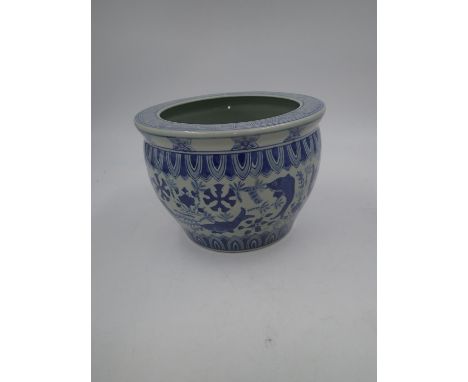Chinese blue and white ceramic goldfish bowl, 4 character mark to the base. H: 17cm. Not available for in-house P&amp;P
