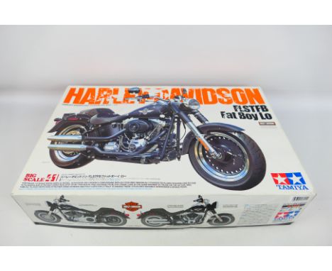 Tamiya - A 1:6 scale Harley Davidson FLSTFB Fat Boy Lo(16041). This item come in a good box and has been opened. It is part-b