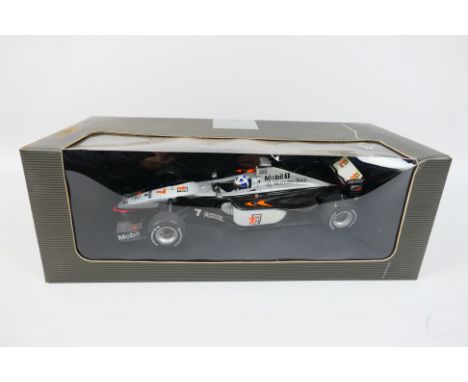 Minichamps - A boxed 1:18 scale Minichamps B6 6960220  diecast McLaren Mercedes F1 Racing Car, RN7 'David Coulthard'. The mod