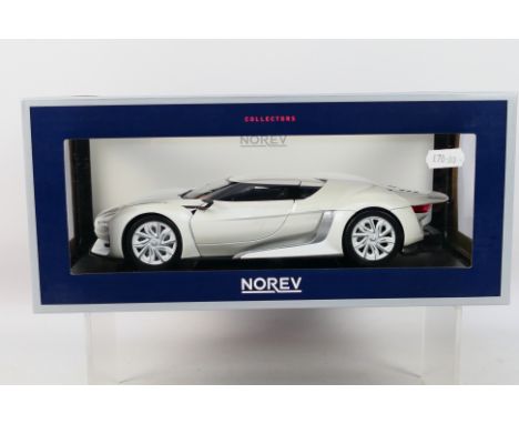 Norev - A boxed Norev #181610 1:18 scale GT by Citroen 'Salon de Paris 2008' . The model in white appears to be in Mint condi