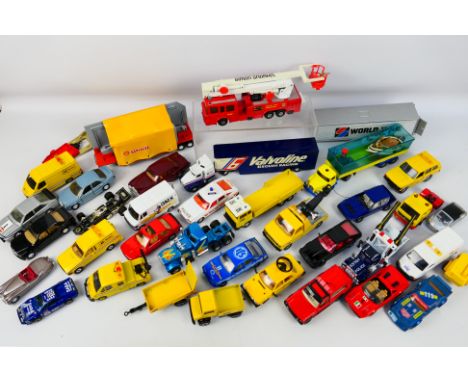 Corgi Toys - Matchbox - A group of unboxed diecast model vehicles in various scales. Lot includes Matchbox K39 Simon Snorkel 