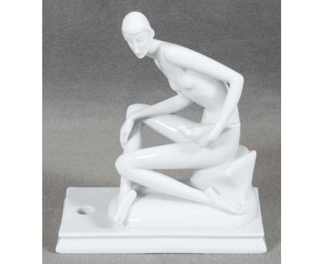 Mädchen mit Taube. Rosenthal 1933. Porzellan, weiß glasiert, mit Schleifstrich. Modellnummer „K. 1035“, Entwurf und sign. G.(