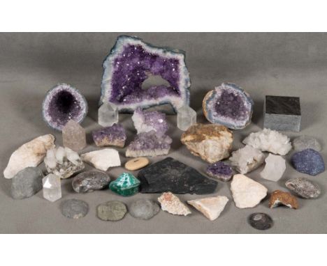 Konvolut Mineralien und Kristalle, u.a. Amethyst, Jade, Granit und Speckstein.