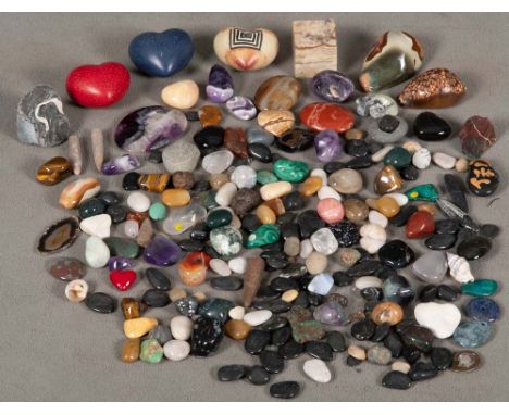 Konvolut Halbedelsteine, u.a. Achat, Amethyst, Bergkristall, Jaspis, Malachit und Speckstein.